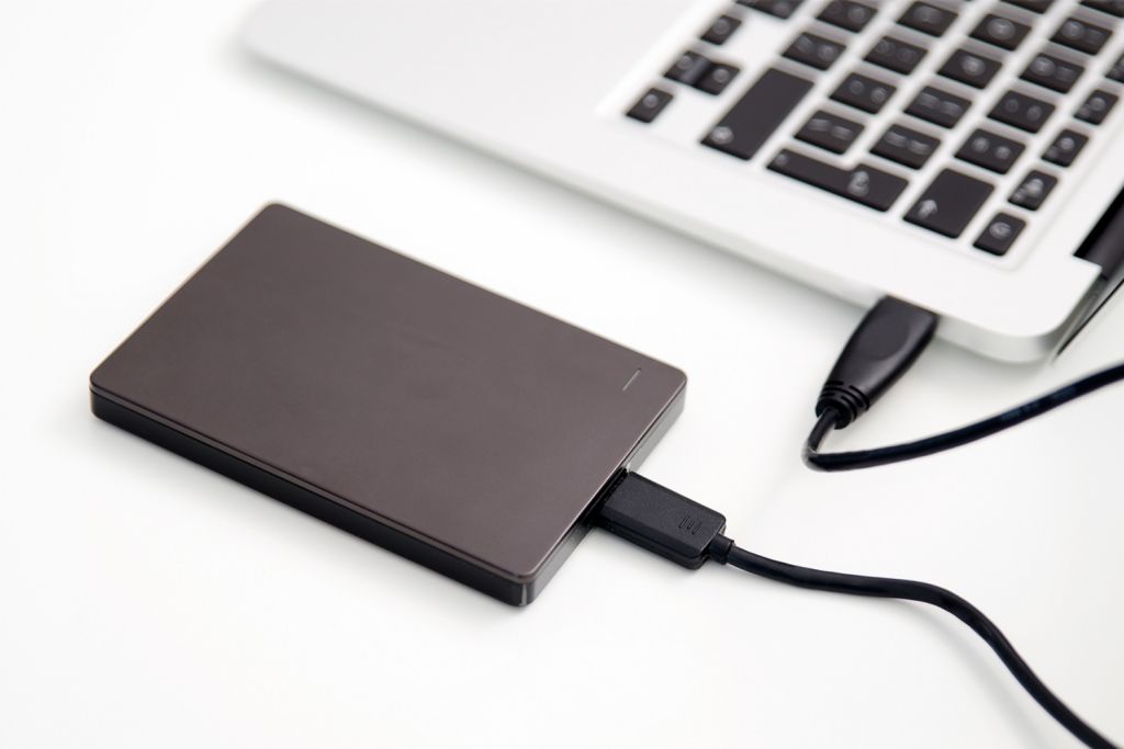 Ein Laptop-Computer mit externer Festplatte