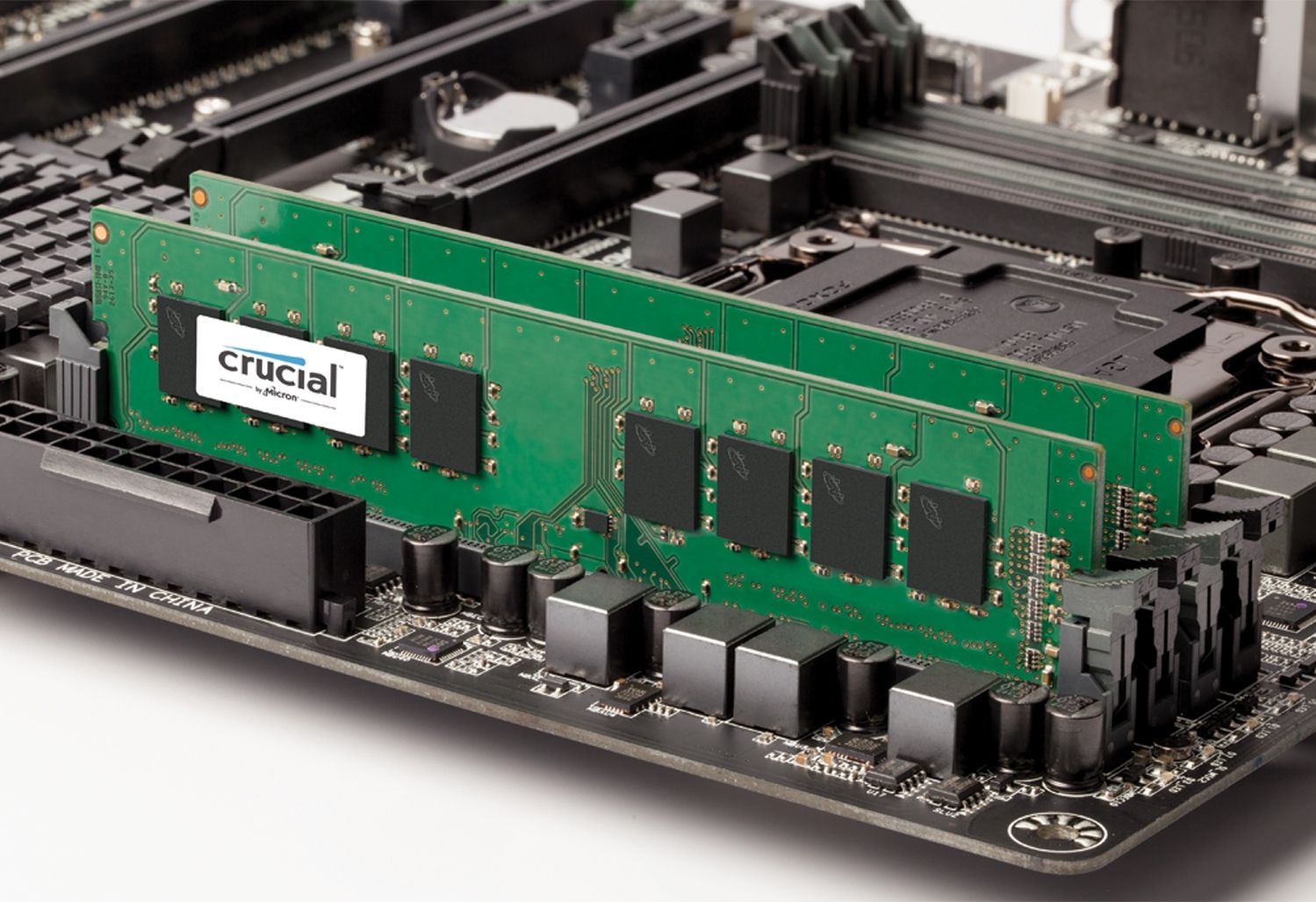 Zwei Crucial RAM-Module auf einem Motherboard