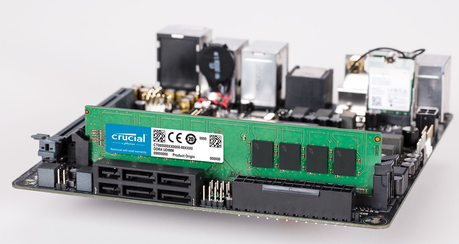 Ein Crucial Arbeitsspeichermodul und ein Motherboard.