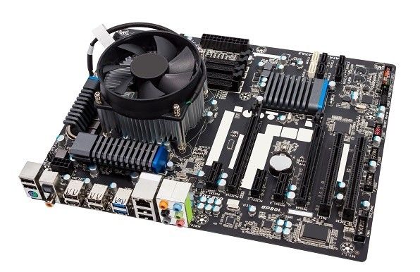 Computer-Motherboard vor weißem Hintergrund