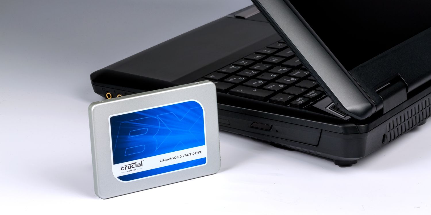 Eine Crucial SSD und ein Laptop.