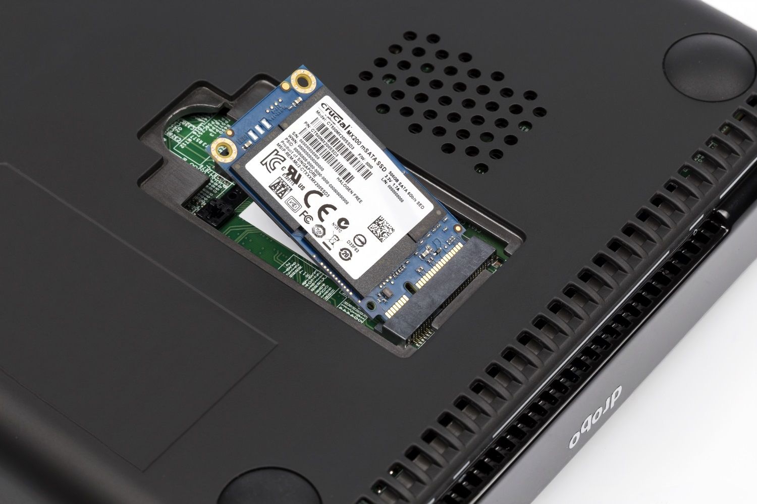 Eine Crucial MX200 MSATA-SSD wird in einen Laptop eingesetzt