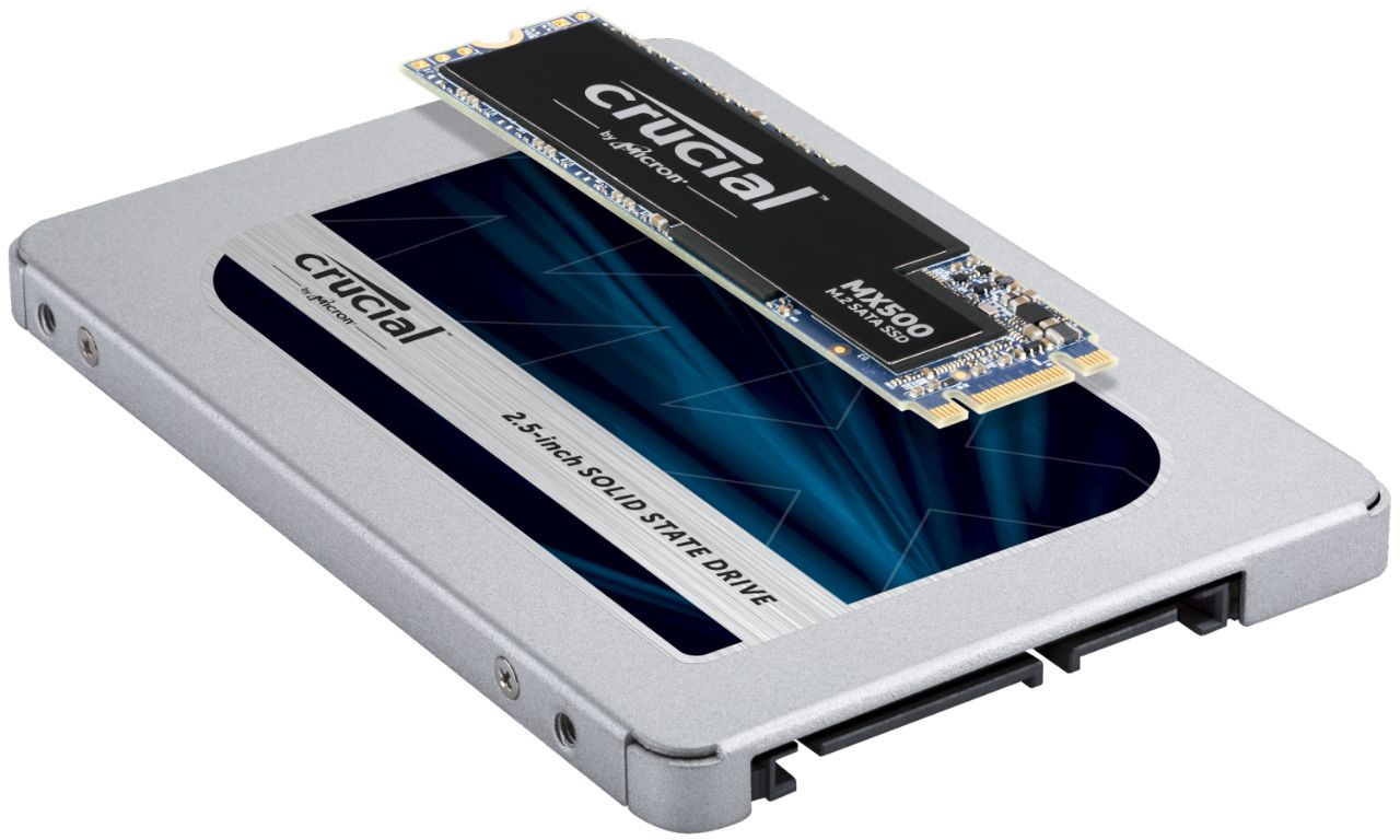 Zwei Crucial RAM-Module, die übereinander liegen, um den möglichen Unterschied in Größe und Form der SSD-Module anzuzeigen