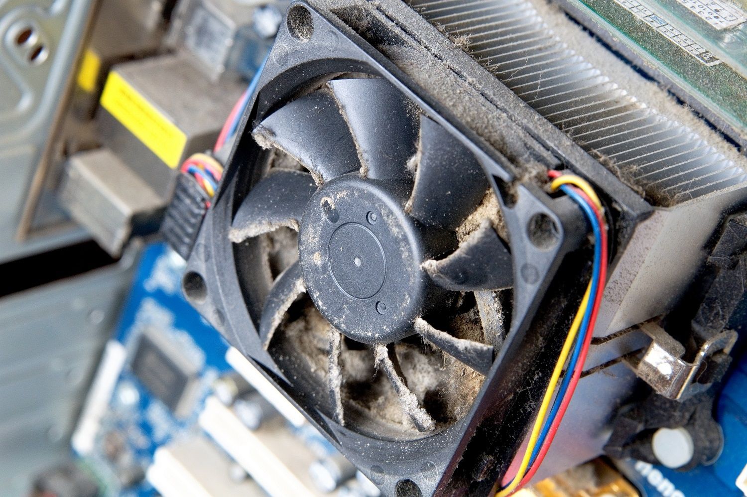 Ein schmutziger, verstaubter Computerlüfter