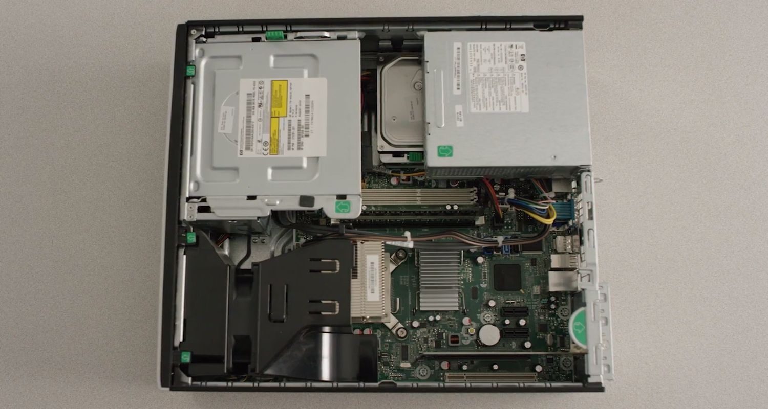 Das Gehäuse des Desktop-Computers wurde entfernt, um interne Hardwarekomponenten freizulegen