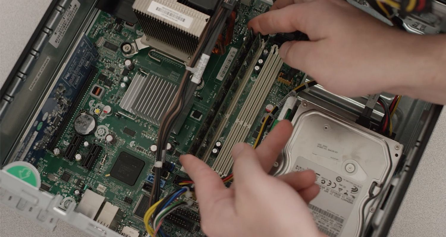Person, die RAM-Speichermodule aus einem Desktop-Computer entfernt