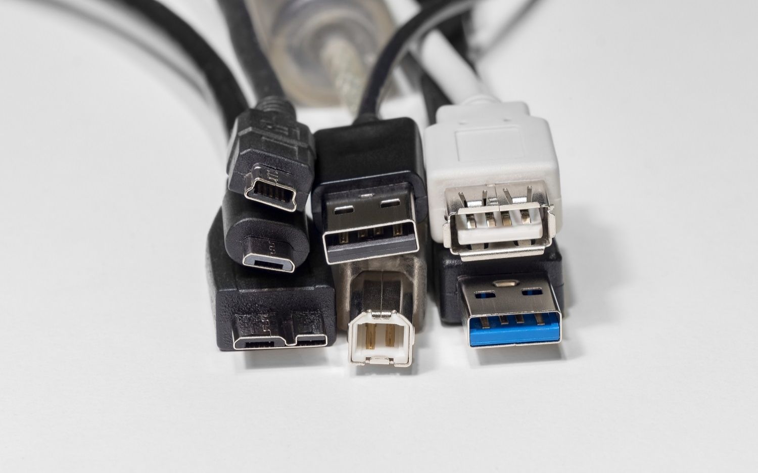 Eine Auswahl von Kabelverbindungen mit unterschiedlichen Formfaktoren