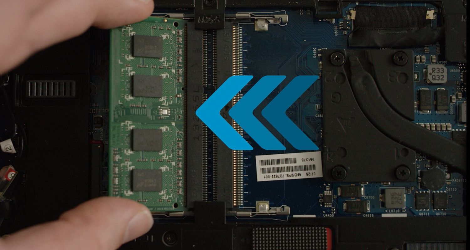 Eine Person installiert das Crucial RAM-Modul in einen Laptop